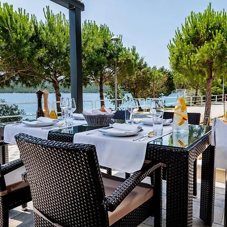 Novum 4* نيوم