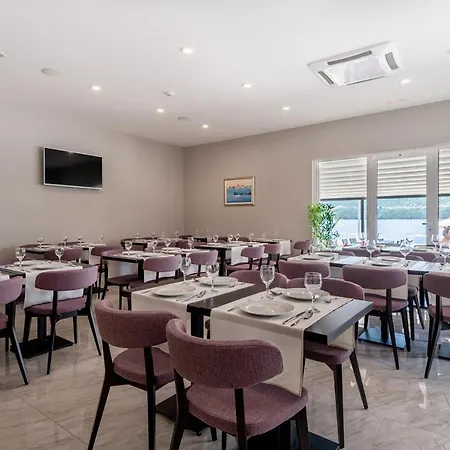 Novum 4* نيوم