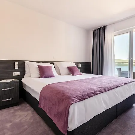 Novum 4* نيوم